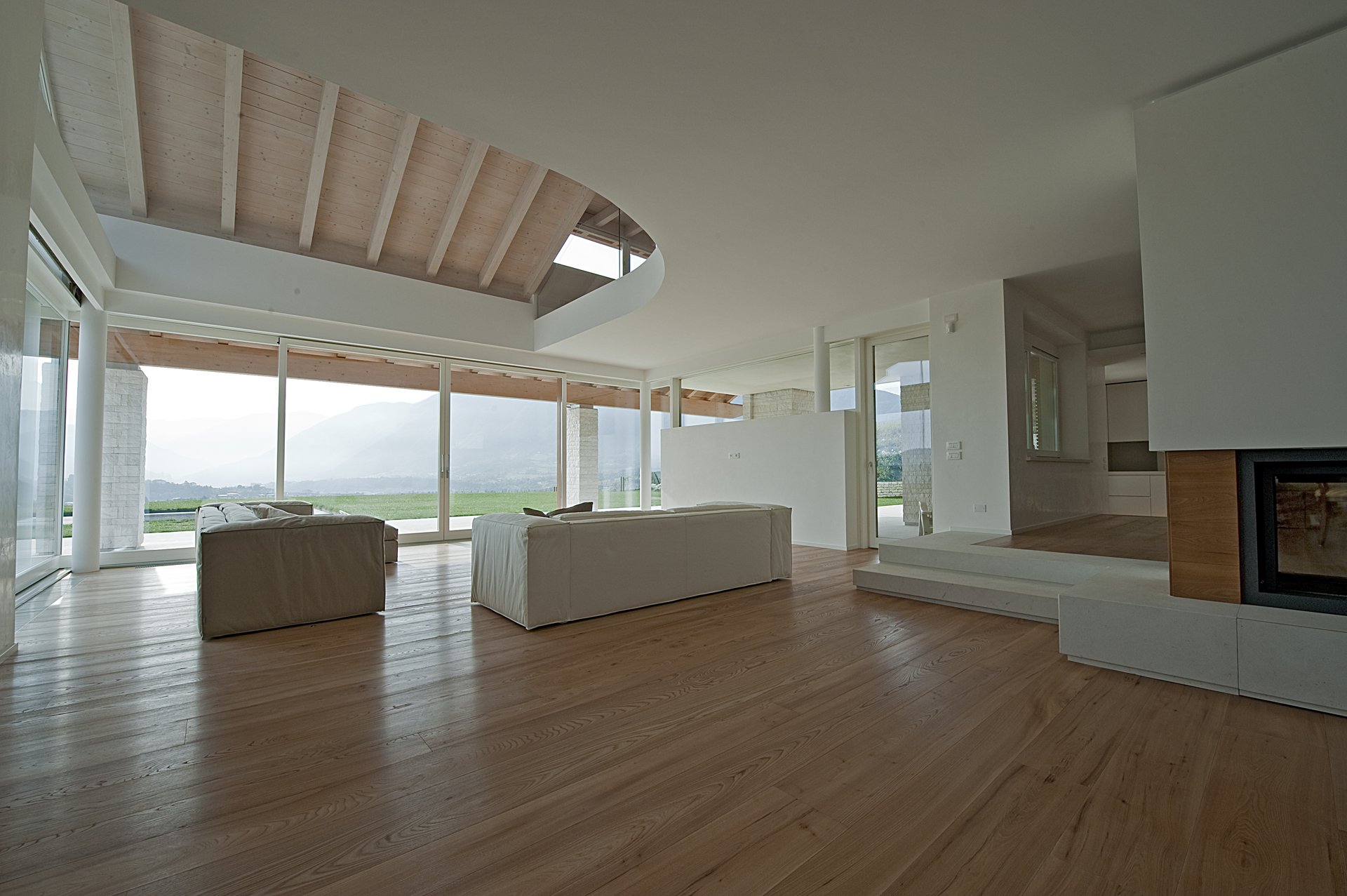 Pavimento in frassino, ampio living