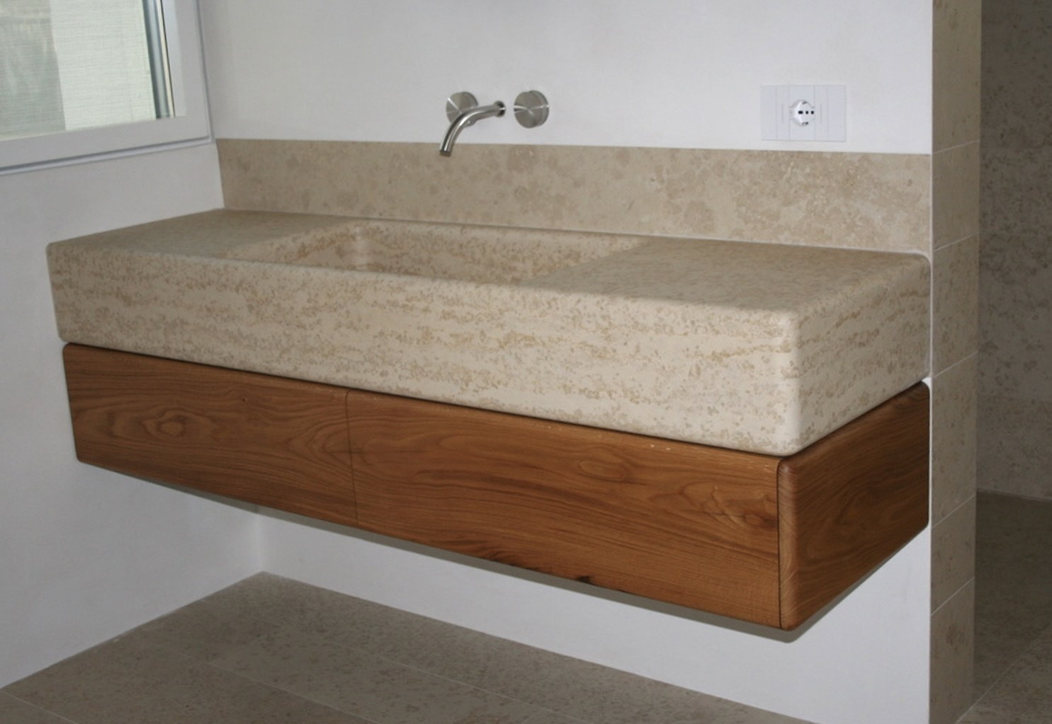 Mobile bagno su misura in legno con top in pietra