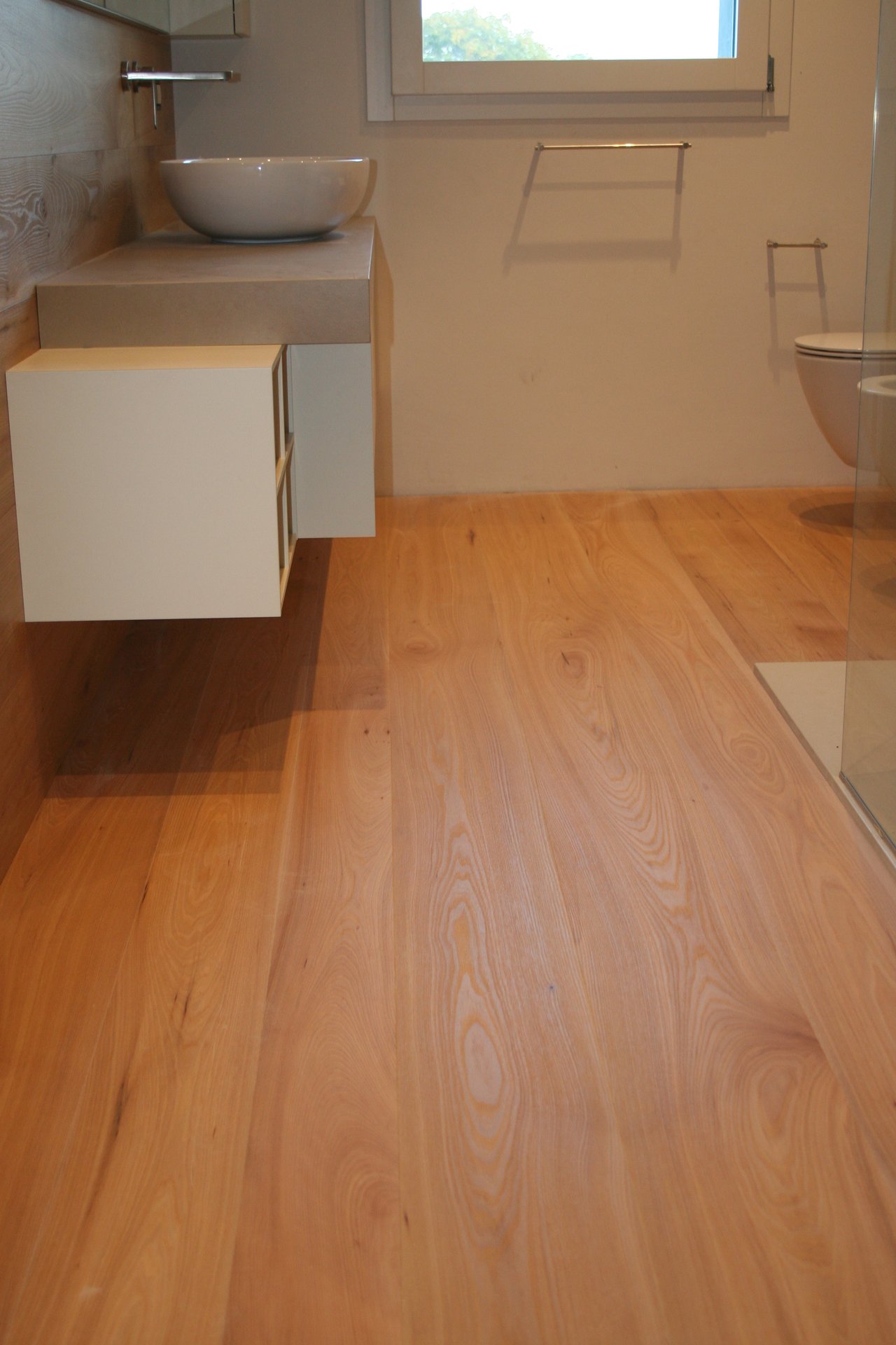 Pavimento e rivestimento a parete in olmo