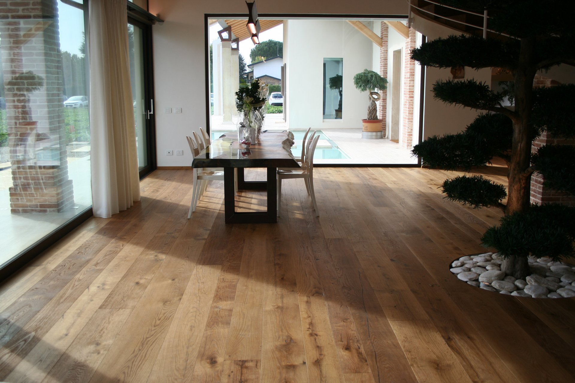 Pavimento in rovere con nodi a vista