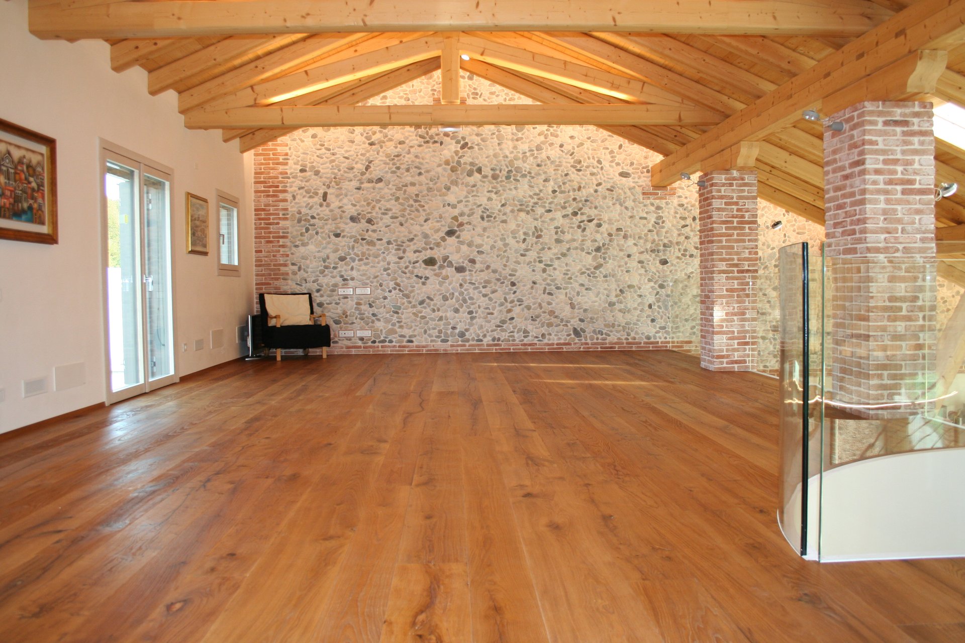 Pavimento in rovere con nodi a vista