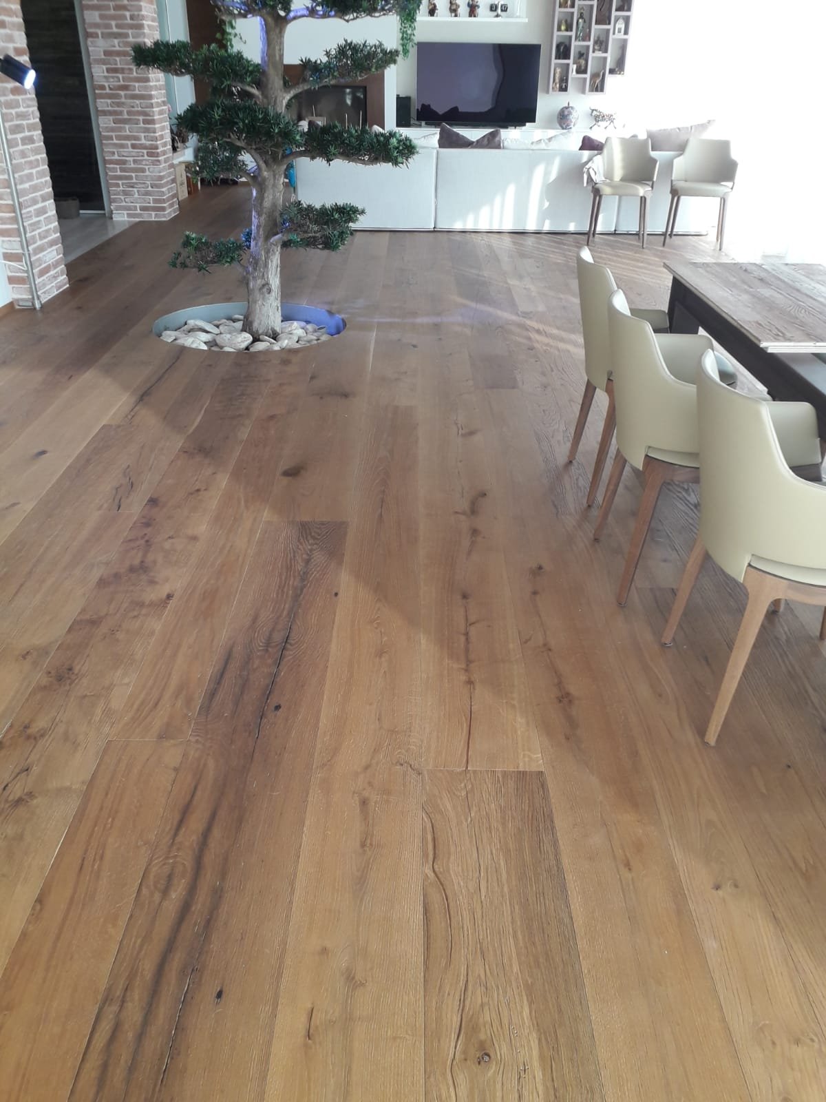 Pavimento in rovere con nodi a vista
