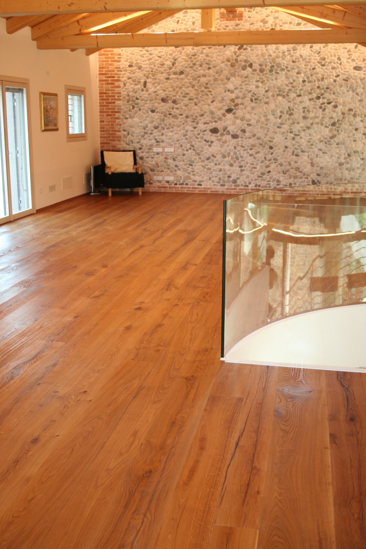 Pavimento in rovere con nodi a vista