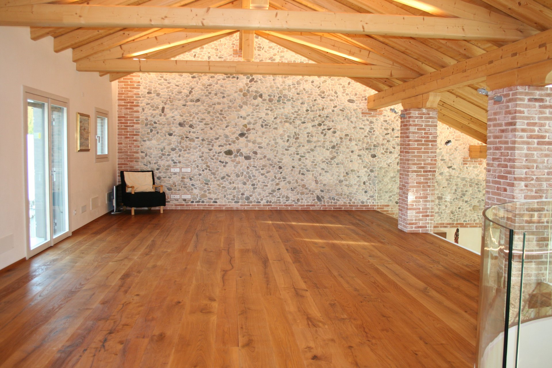 Pavimento in rovere con nodi a vista