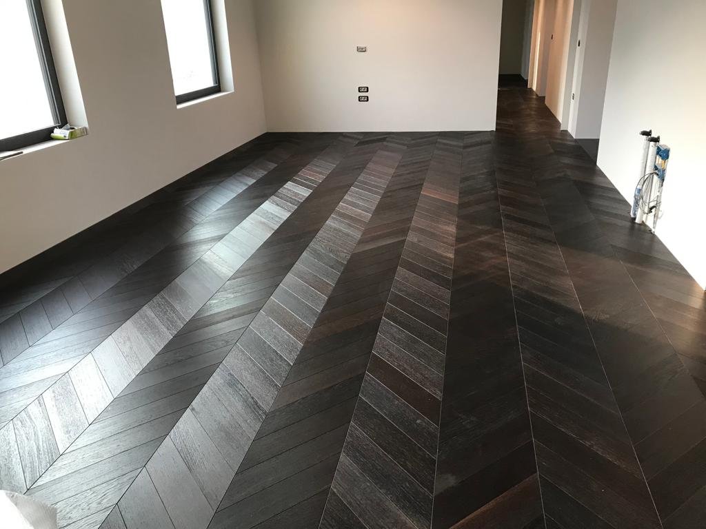Pavimento in rovere tinto scuro — posa a spina di pesce francese