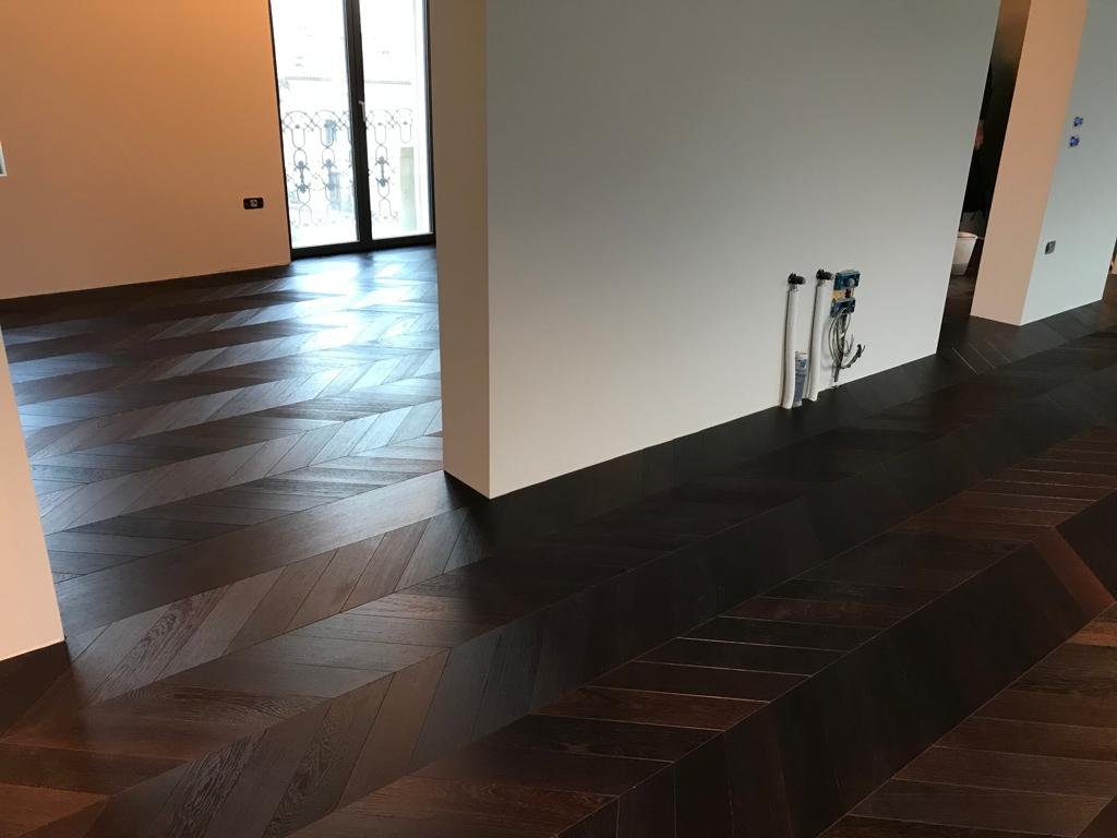 Pavimento in rovere tinto scuro — posa a spina di pesce francese