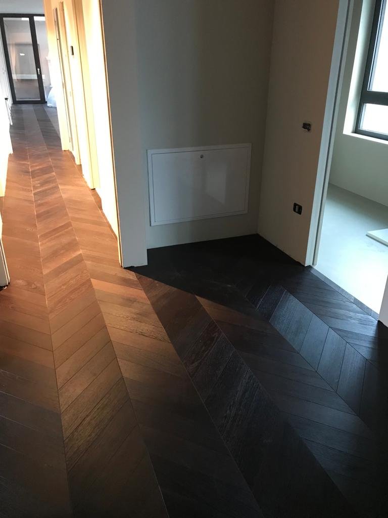 Pavimento in rovere tinto scuro — posa a spina di pesce francese