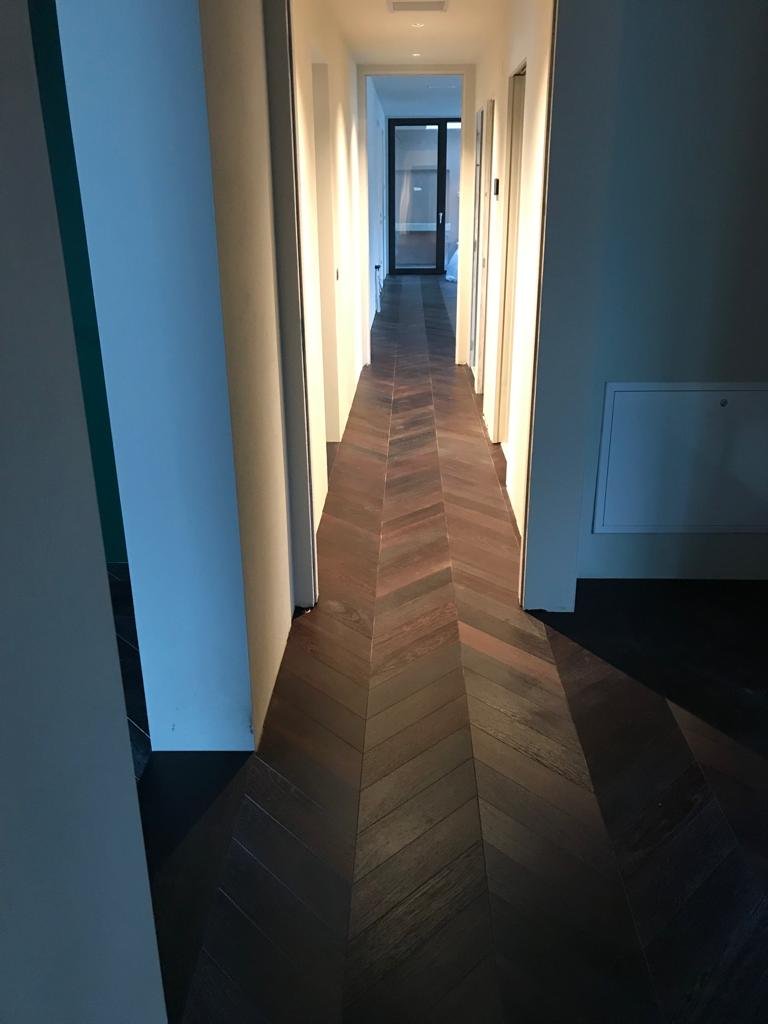 Pavimento in rovere tinto scuro — posa a spina di pesce francese