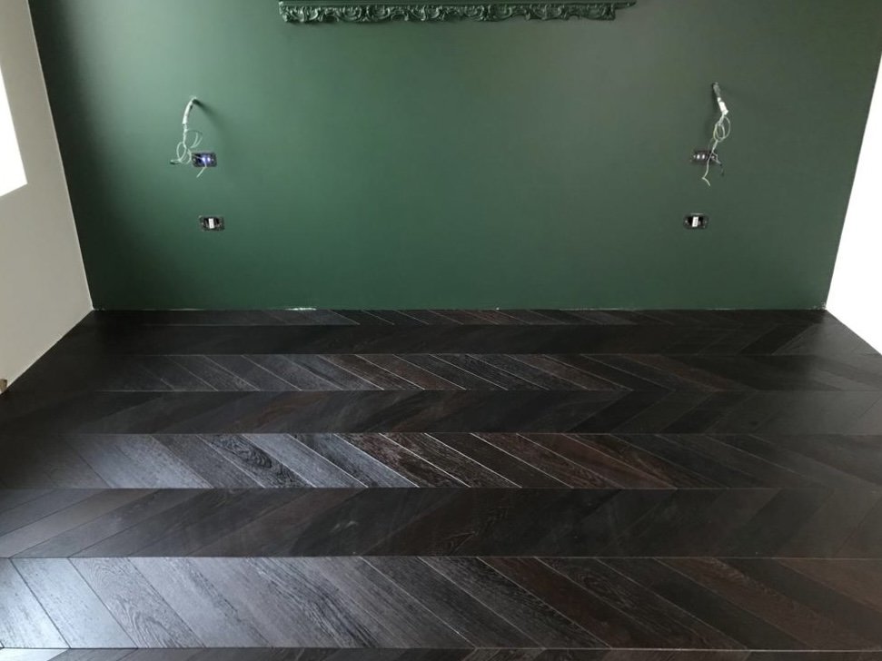 Pavimento in rovere tinto scuro — posa a spina di pesce francese