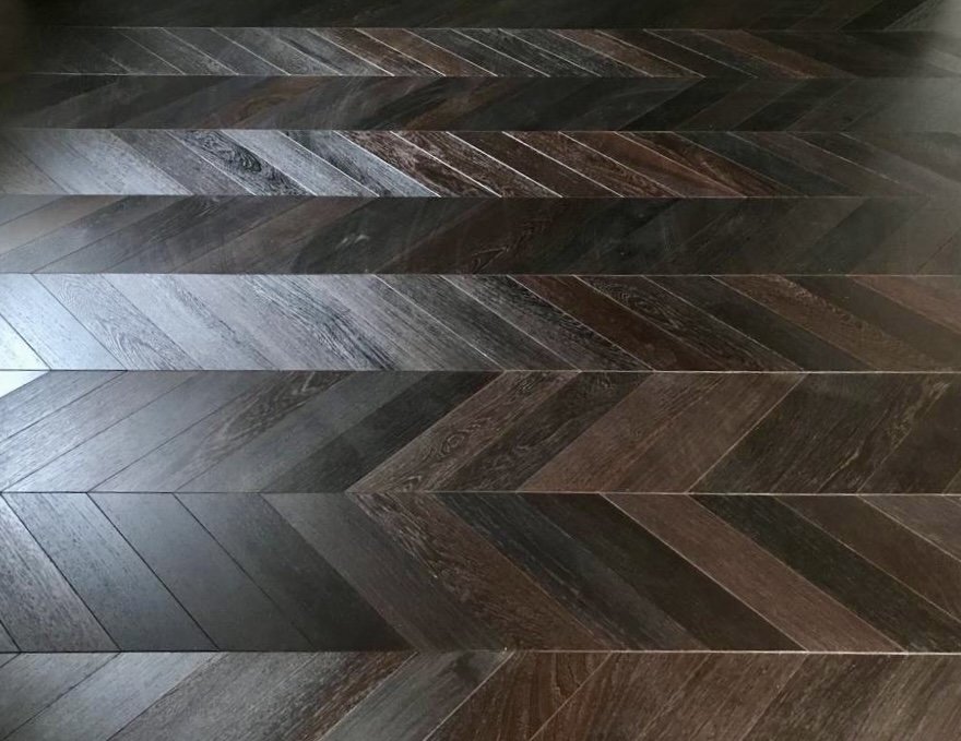 Pavimento in rovere tinto scuro — posa a spina di pesce francese