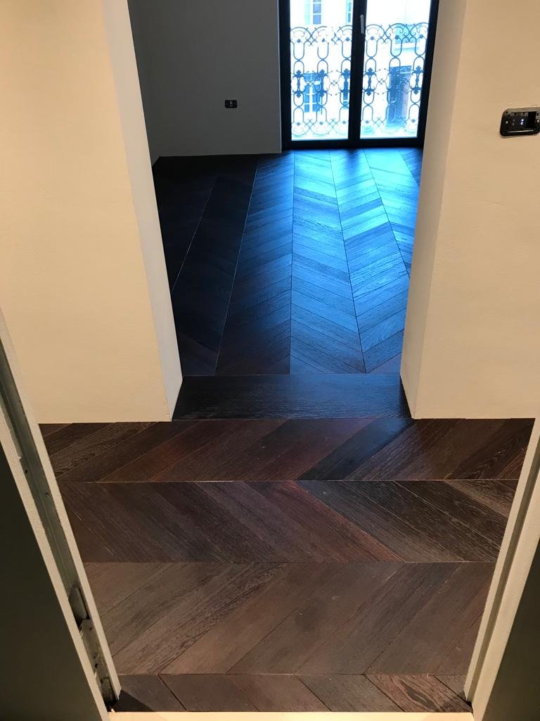 Pavimento in rovere tinto scuro — posa a spina di pesce francese