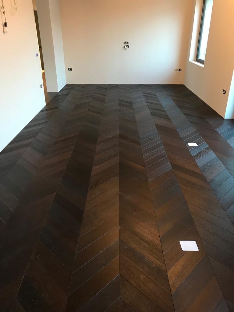 Pavimento in rovere tinto scuro — posa a spina di pesce francese