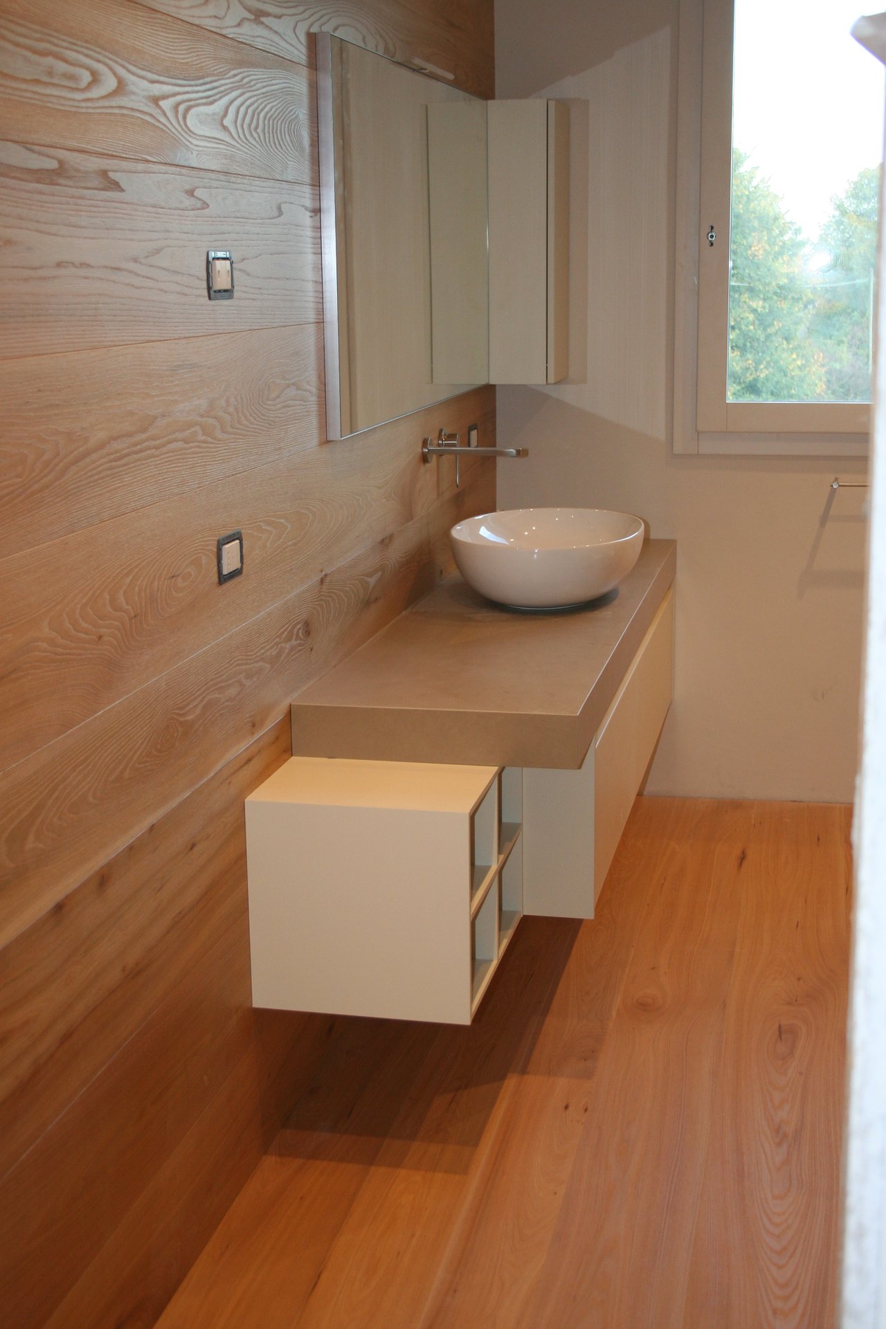 Pavimento e rivestimento a parete in olmo