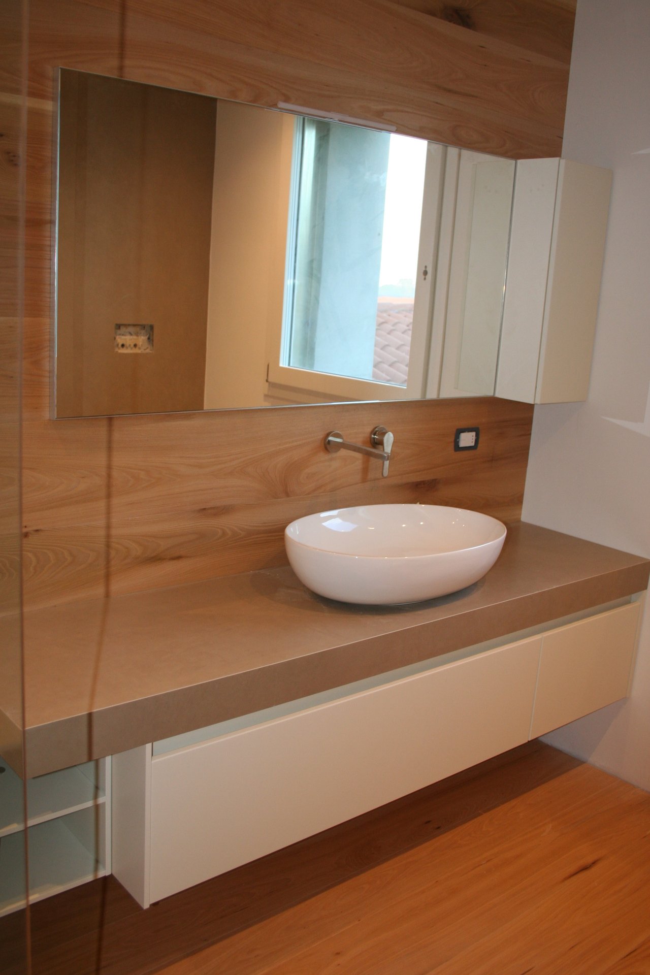 Pavimento e rivestimento a parete in olmo