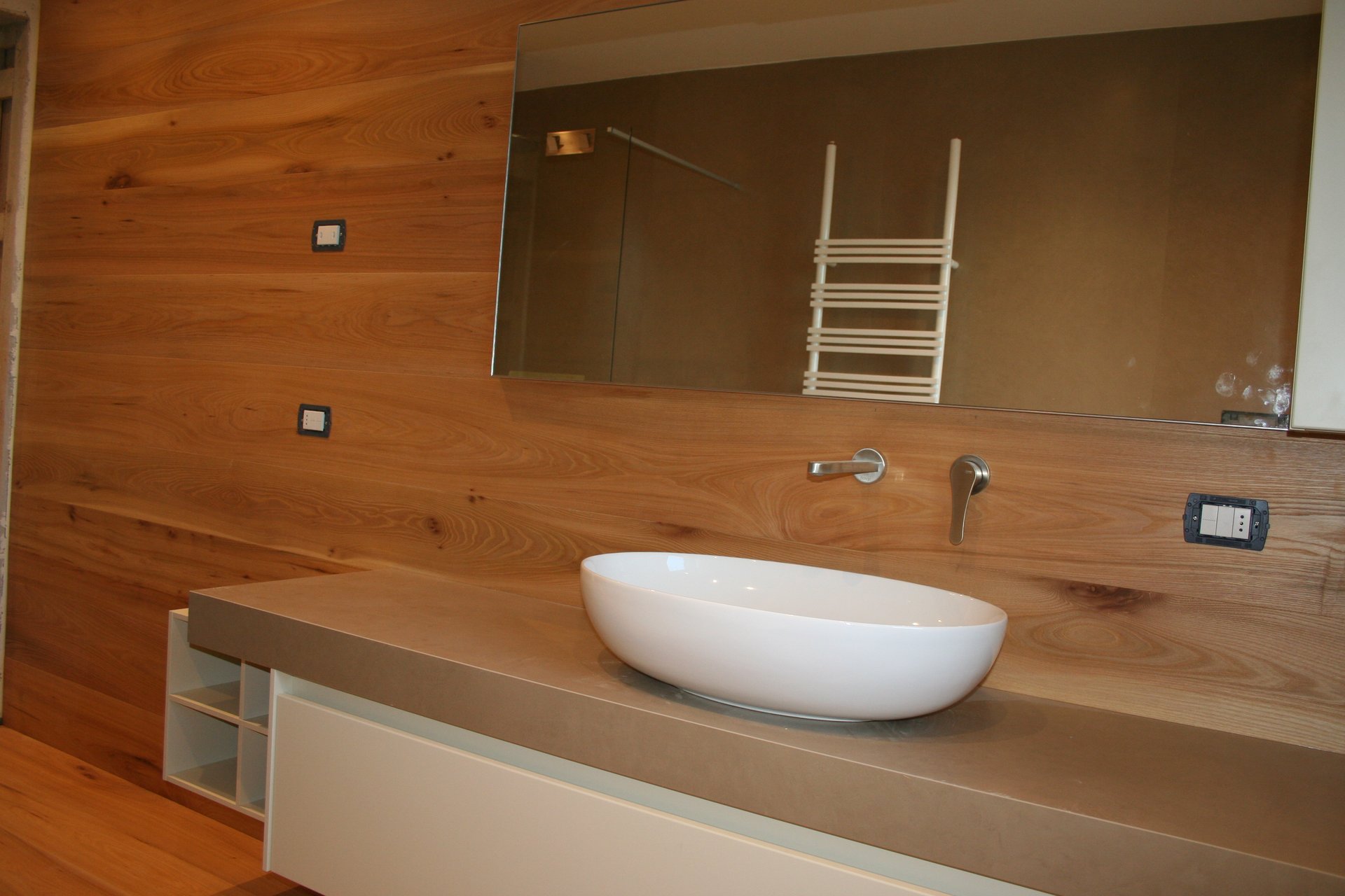 Pavimento e rivestimento a parete in olmo