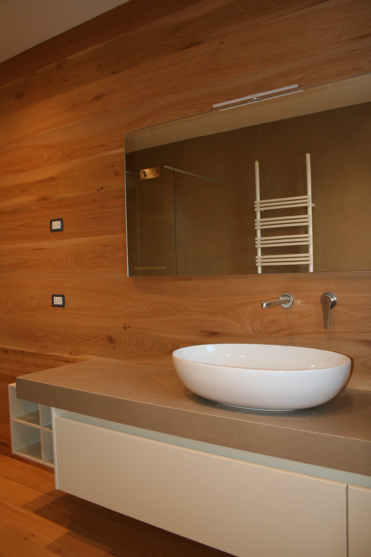 Pavimento e rivestimento a parete in olmo