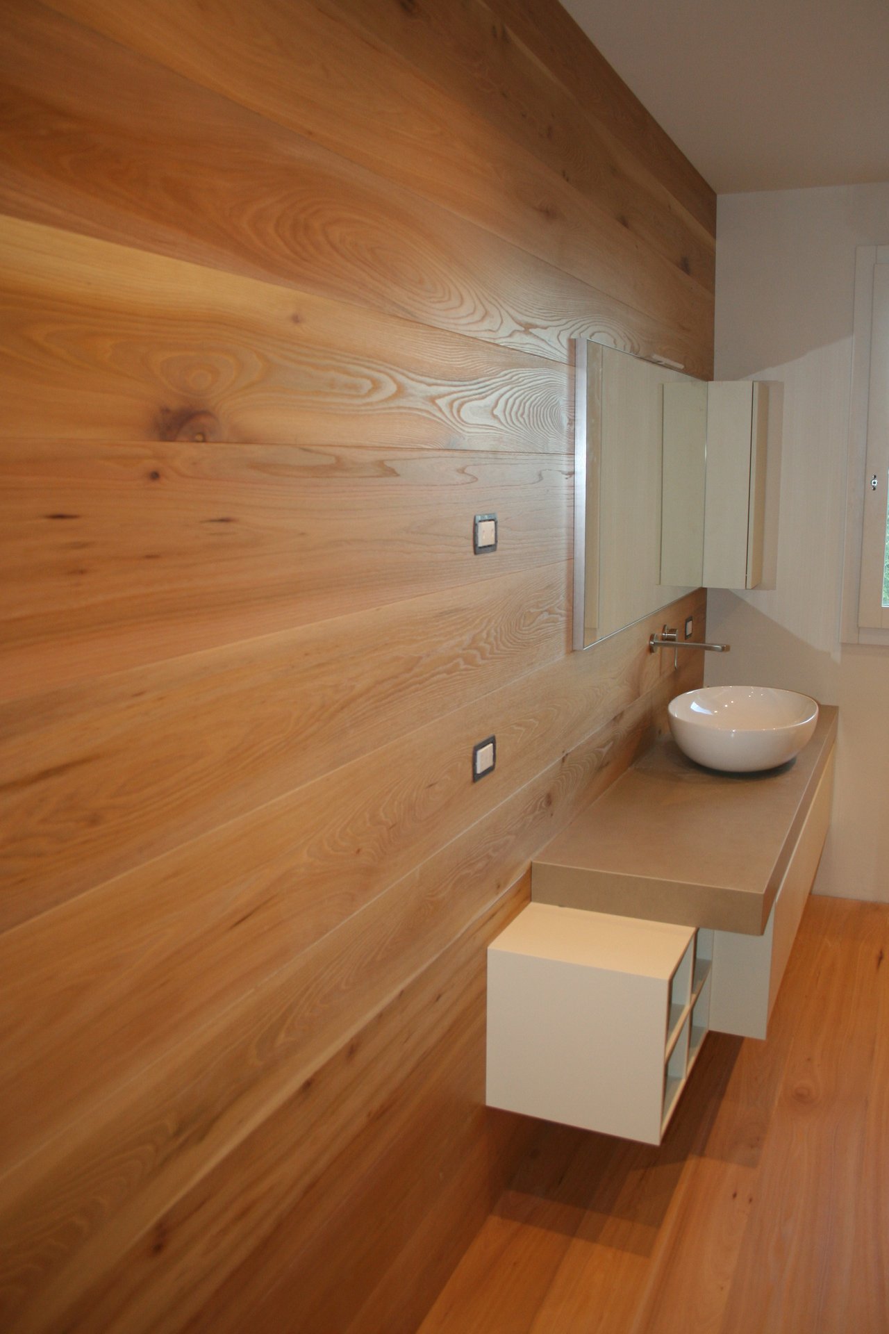 Pavimento e rivestimento a parete in olmo
