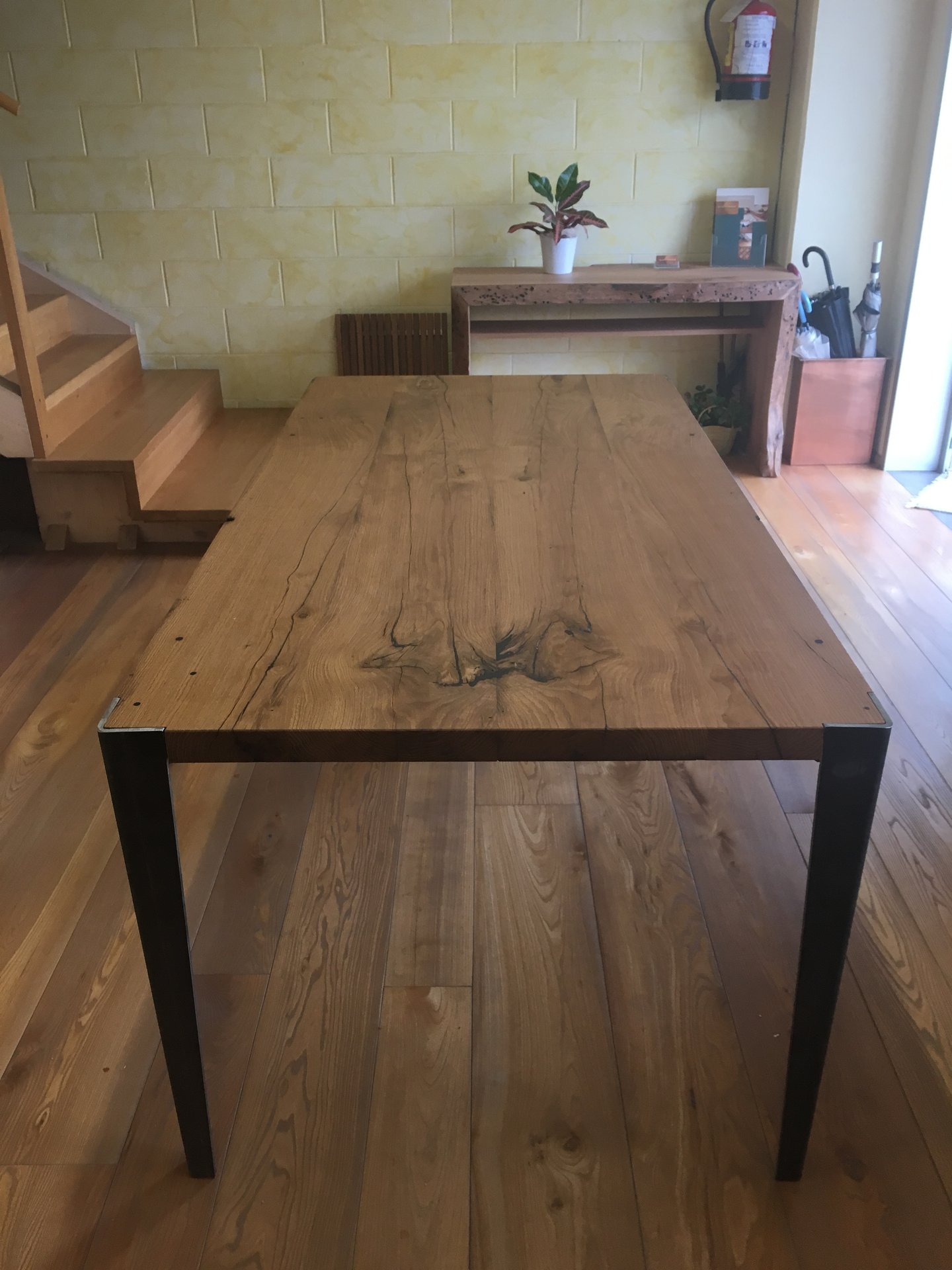 Tavolo in rovere antico con gambe in metallo